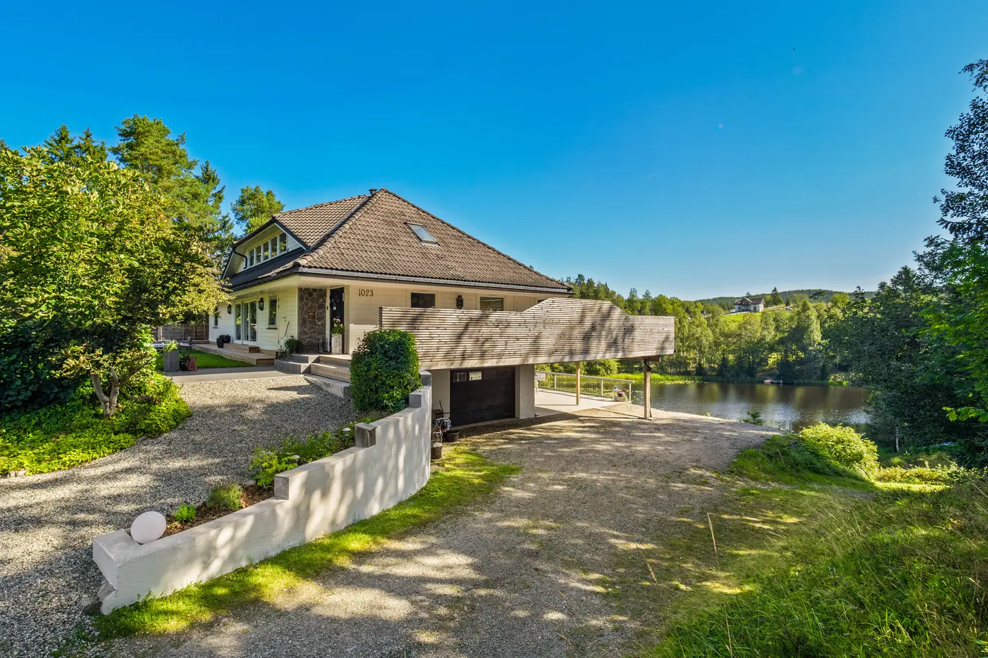 Stor enebolig med strandlinje. To tomter- 4,6 mål. Pen utsikt, solrike terrasser, innvendig dobbelgarasje og 4 soverom! photo 4