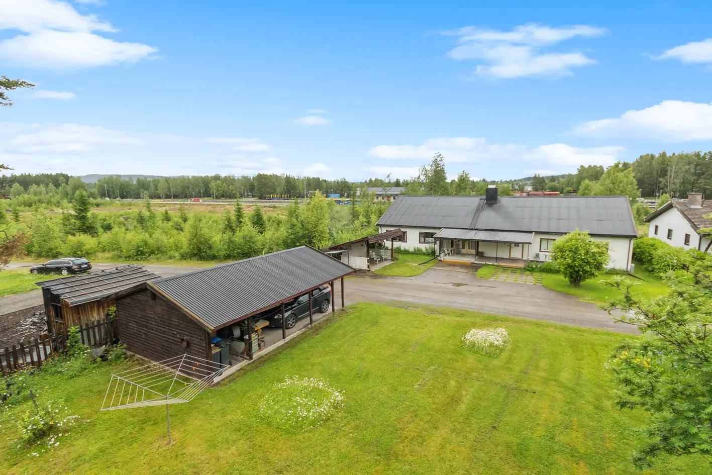 Eiendom med stort potensial på Vestad. 2 boenheter og store verksted- og lagerarealer. Carport. 