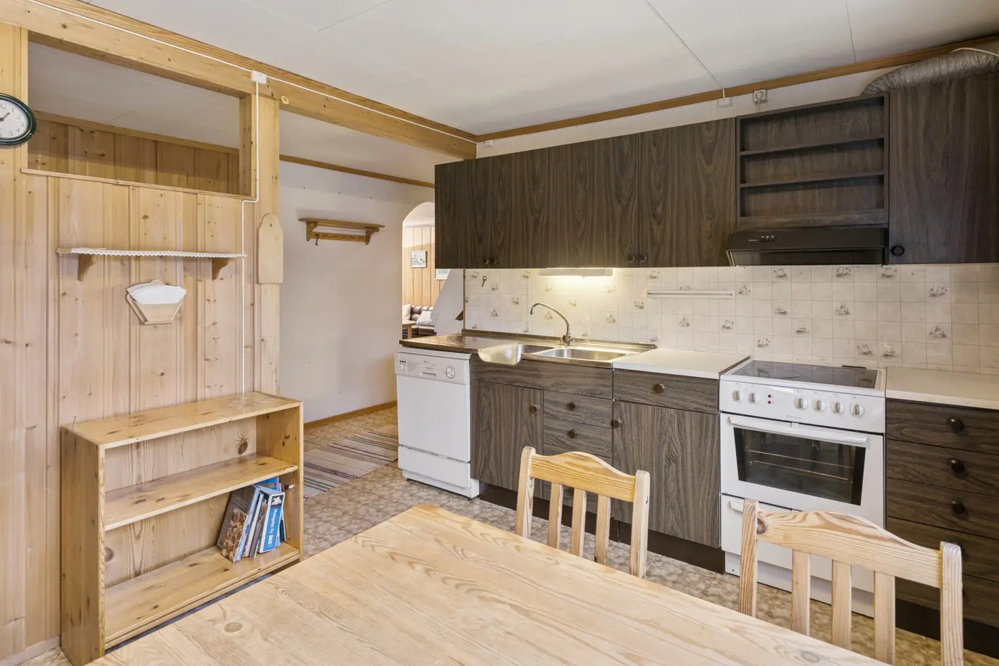 Eiendom med stort potensial på Vestad. 2 boenheter og store verksted- og lagerarealer. Carport.  photo 4