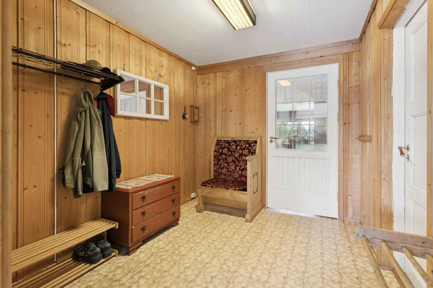Eiendom med stort potensial på Vestad. 2 boenheter og store verksted- og lagerarealer. Carport.  photo 3