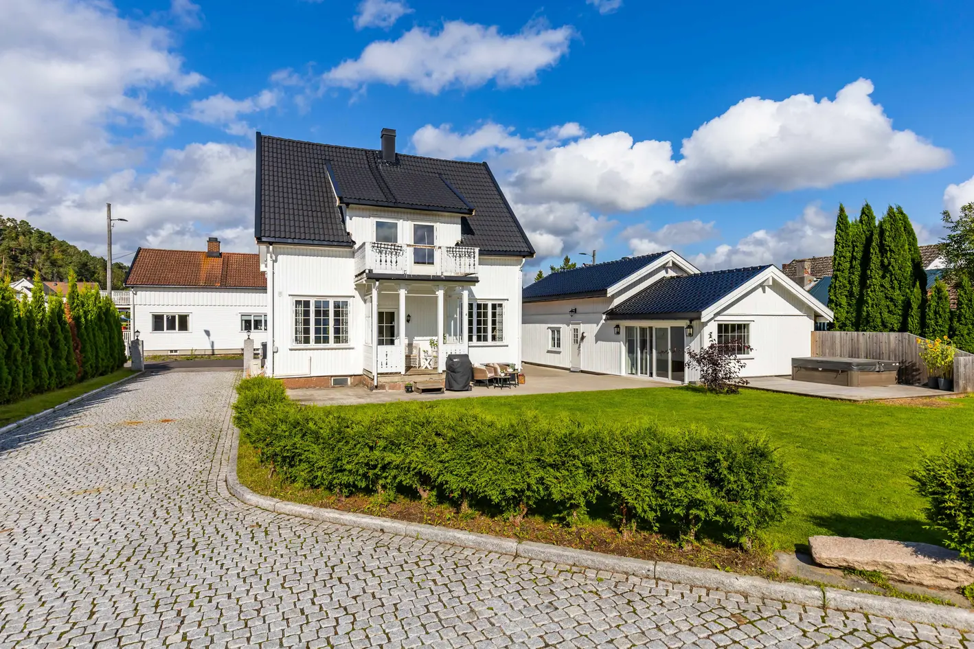 Svelvik - Sjarmerende enebolig med sjel, stor tomt, jacuzzi og flott oppgradert uteområde - anneks 