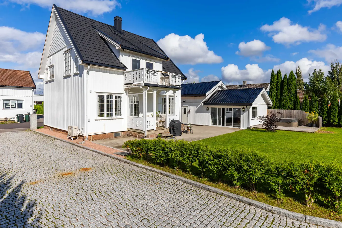 Svelvik - Sjarmerende enebolig med sjel, stor tomt, jacuzzi og flott oppgradert uteområde - anneks  photo 3