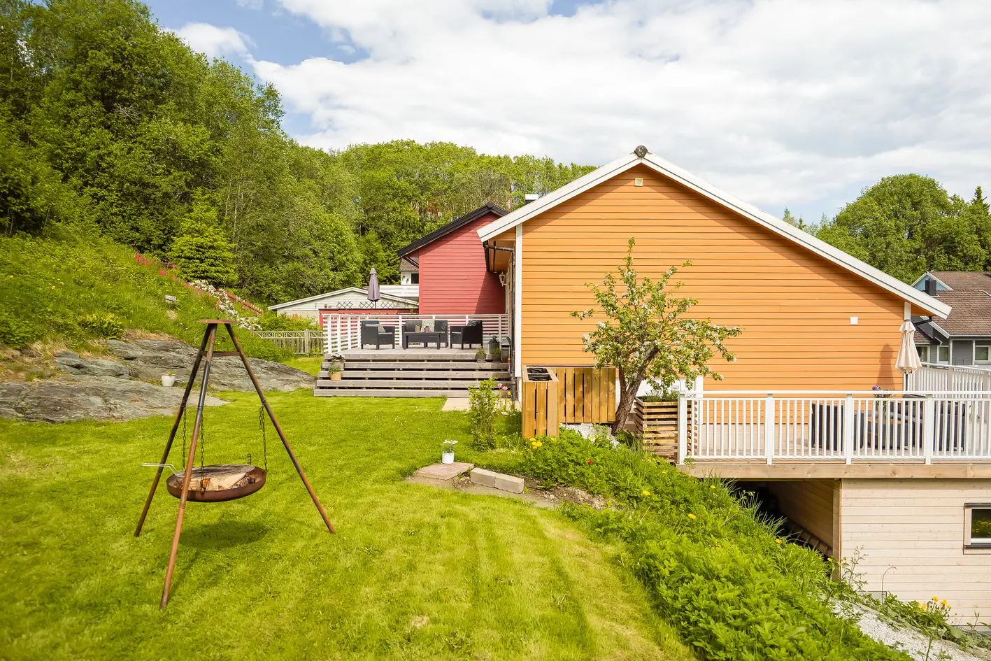 Innholdsrik familiebolig med Tre (Fire) soverom. Luftig utsikt. Godt med lagringsplass. Garasje. Flott opparbeidet tomt. photo 3