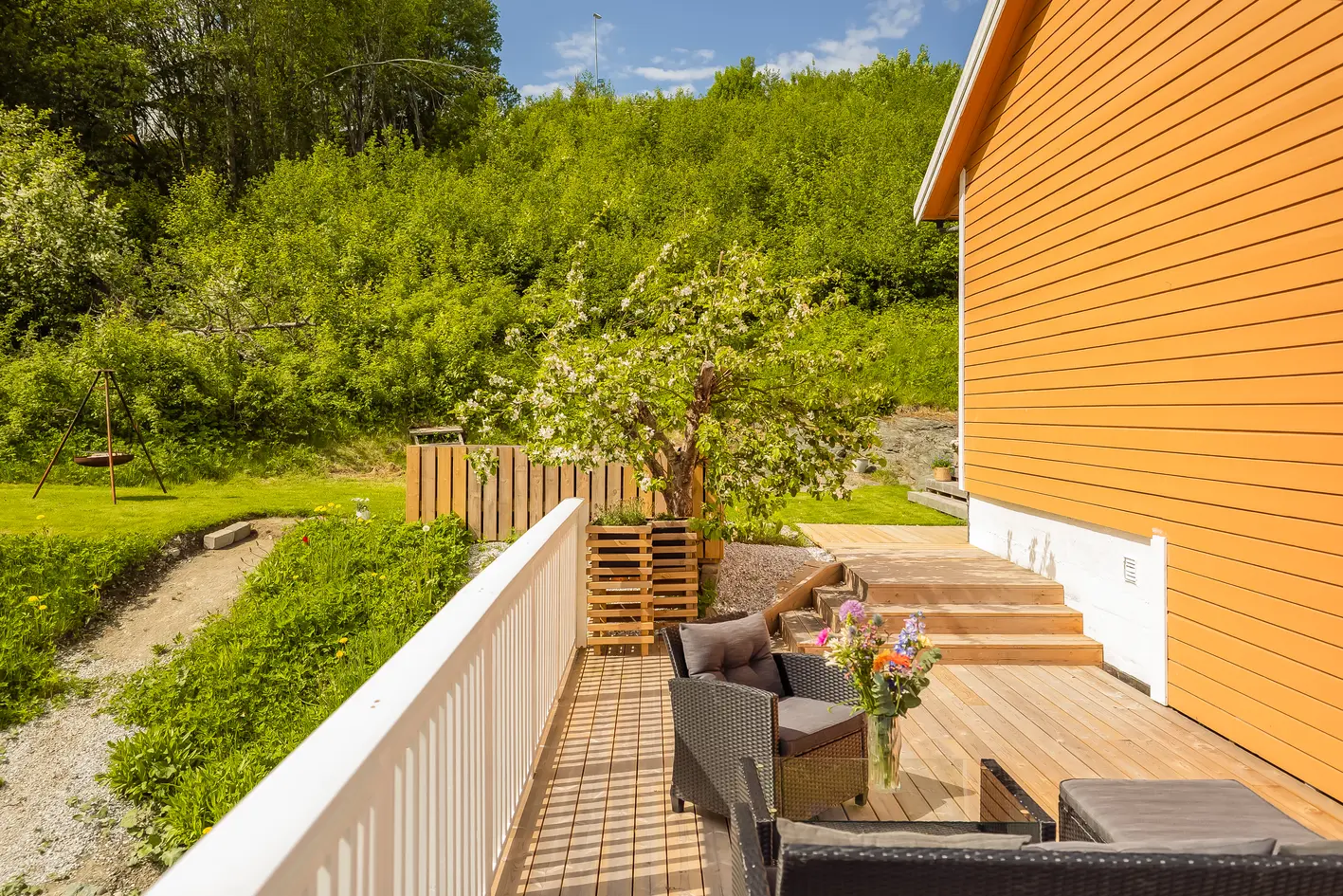 Innholdsrik familiebolig med Tre (Fire) soverom. Luftig utsikt. Godt med lagringsplass. Garasje. Flott opparbeidet tomt. photo 4