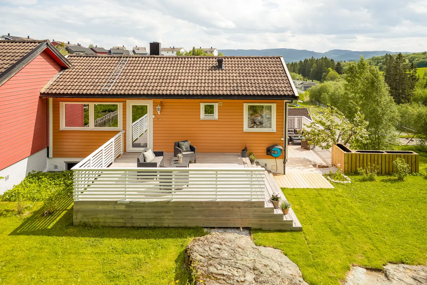 Innholdsrik familiebolig med Tre (Fire) soverom. Luftig utsikt. Godt med lagringsplass. Garasje. Flott opparbeidet tomt. photo 2
