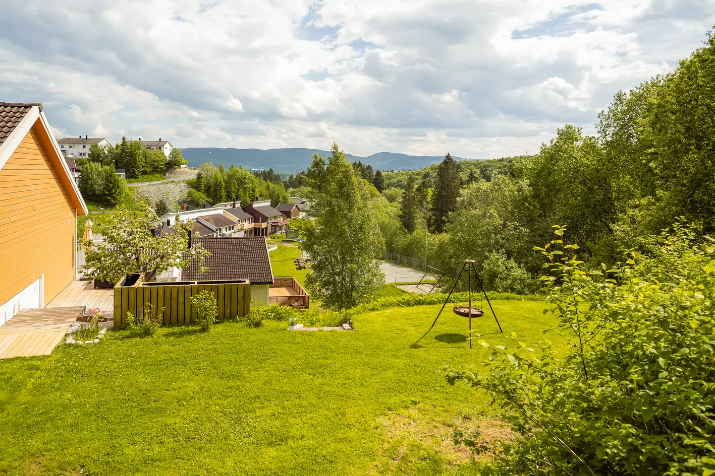 Innholdsrik familiebolig med Tre (Fire) soverom. Luftig utsikt. Godt med lagringsplass. Garasje. Flott opparbeidet tomt. photo 5