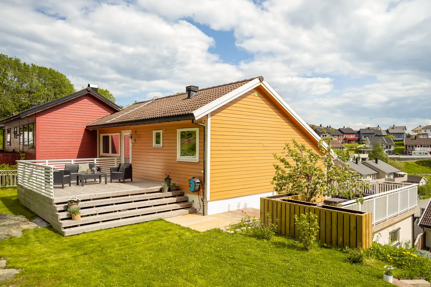 Innholdsrik familiebolig med Tre (Fire) soverom. Luftig utsikt. Godt med lagringsplass. Garasje. Flott opparbeidet tomt.