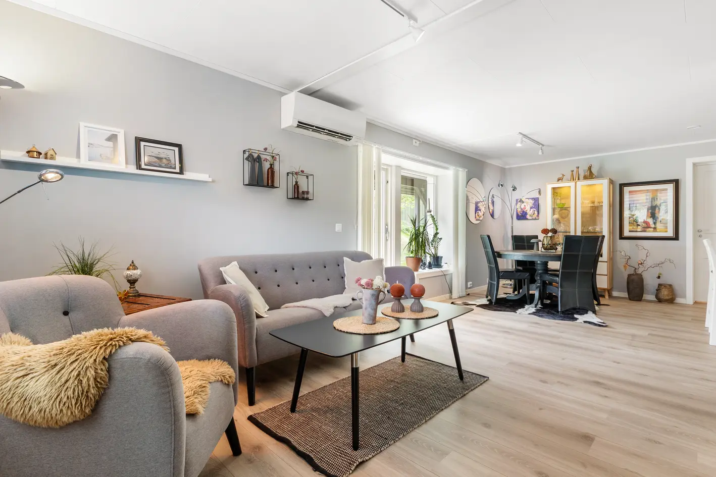 Lys og moderne 3-roms borettslagsleilighet med attraktiv planløsning. Solrik uteplass. 
