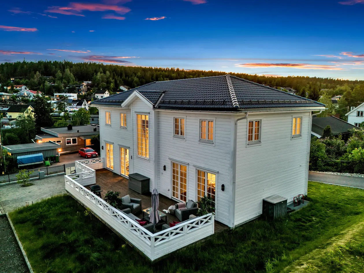Eksklusiv og herskapelig enebolig fra 2016 over 3 plan | Markterrasse på ca. 59 m² | Innebygget dobbelgarasje m/ladeboks photo 3