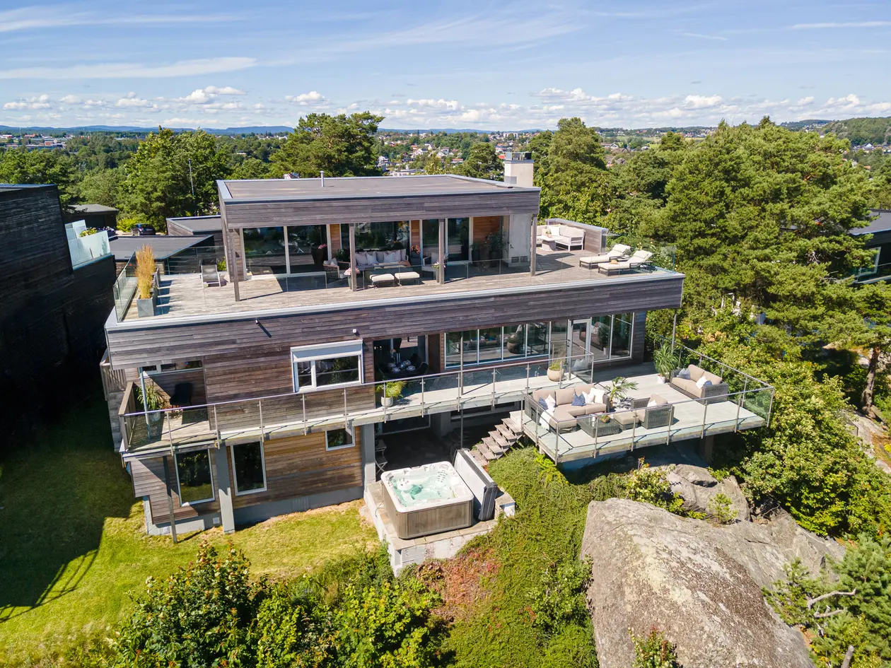 Eksepsjonell! Stor enebolig på byens tak. Storslått panorama! Høy standard. Må oppleves. Ingen boplikt! photo 2