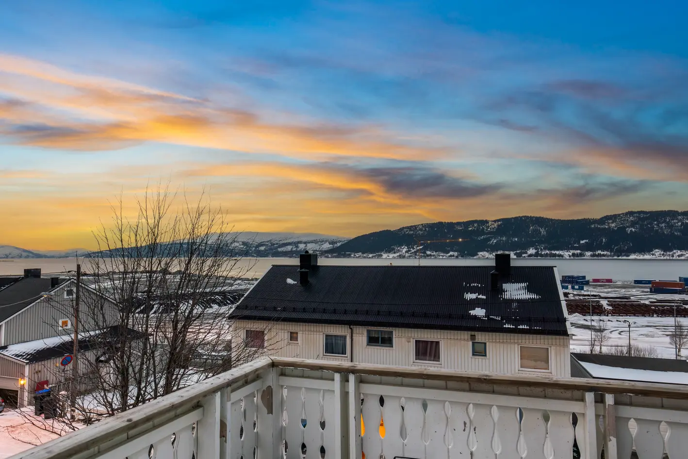 Lekker og modernisert selveierleilighet i 2. etasje med nærhet til sentrum! Fine sol- og utsiktsforhold photo 2