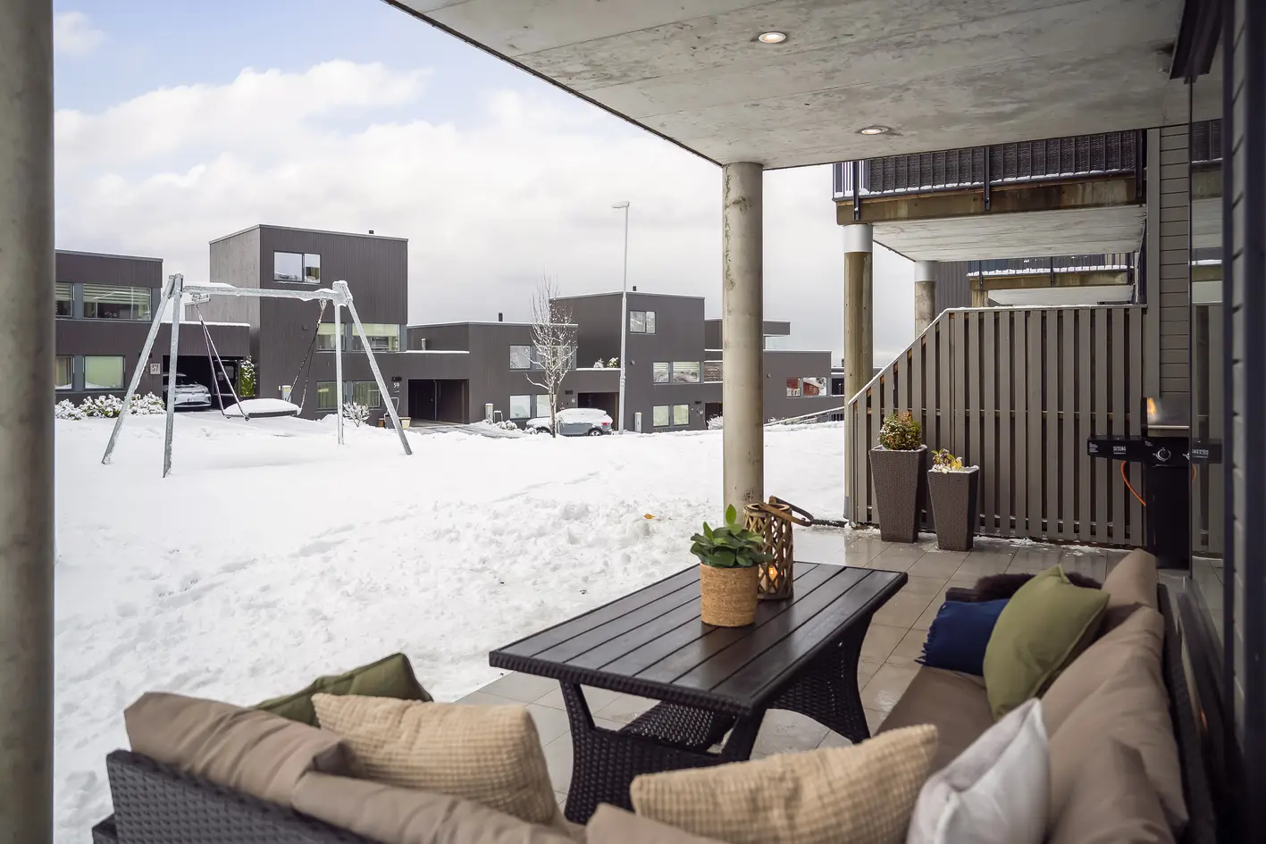 Lekker, romslig og oppgradert 3-romsleilighet fra 2018. Plass i p-kjeller m/elbillader. Stor, flislagt terrasse mot sør. photo 4