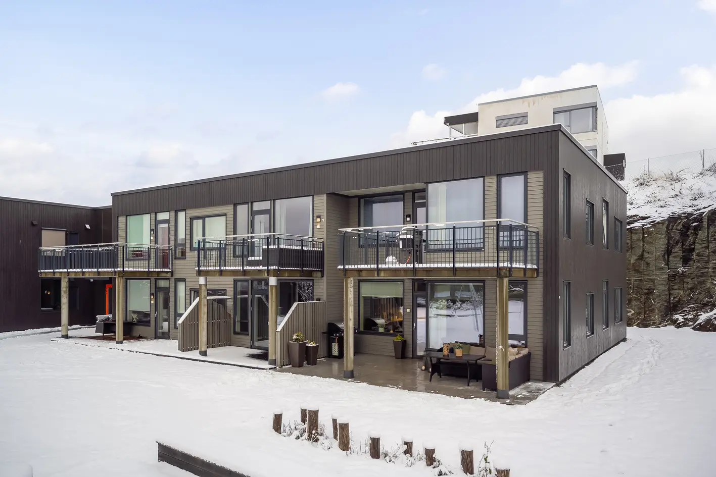 Lekker, romslig og oppgradert 3-romsleilighet fra 2018. Plass i p-kjeller m/elbillader. Stor, flislagt terrasse mot sør. photo 5