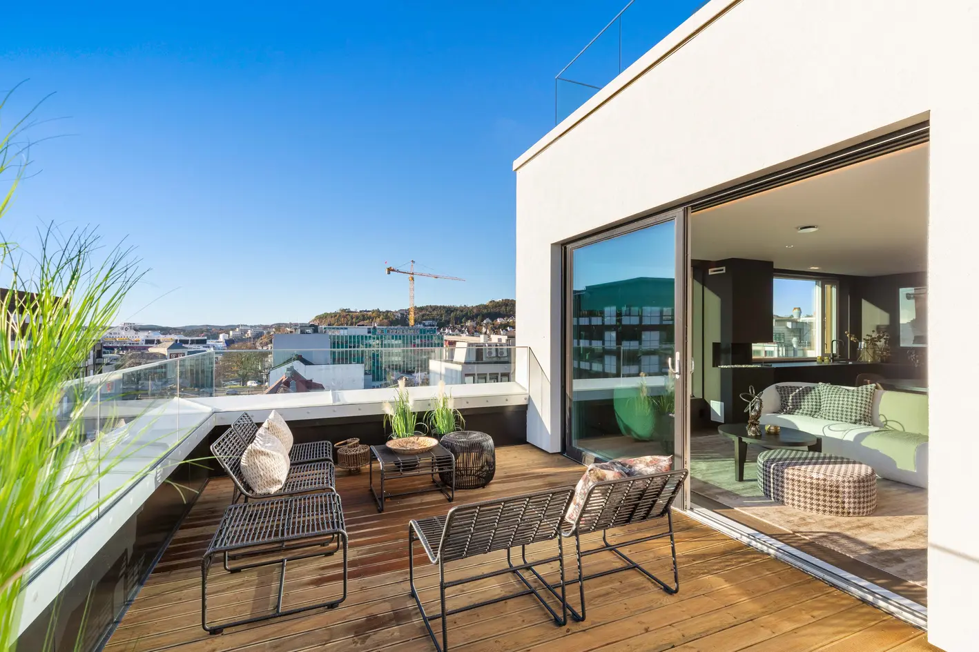 Strøken topp/hjørne leilighet med nydelig utsikt, midt i byen! Ca. 85m2 private terrasser. Garasjeplass inkludert.