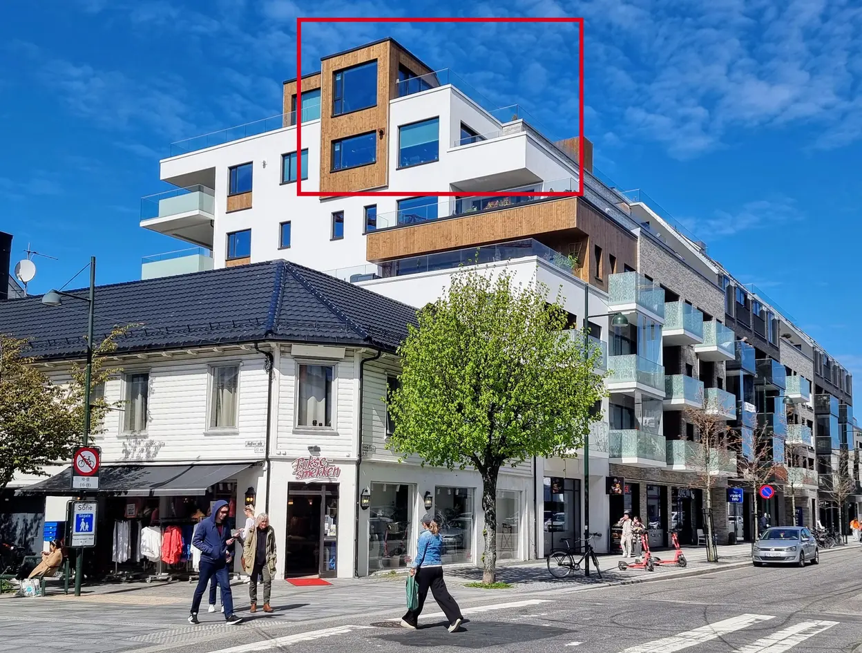 Strøken topp/hjørne leilighet med nydelig utsikt, midt i byen! Ca. 85m2 private terrasser. Garasjeplass inkludert. photo 4