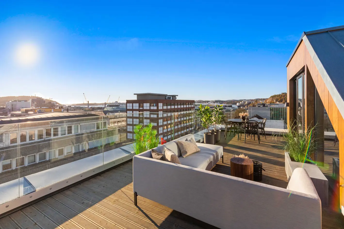 Strøken topp/hjørne leilighet med nydelig utsikt, midt i byen! Ca. 85m2 private terrasser. Garasjeplass inkludert. photo 2