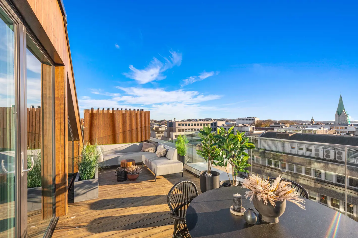Strøken topp/hjørne leilighet med nydelig utsikt, midt i byen! Ca. 85m2 private terrasser. Garasjeplass inkludert. photo 3