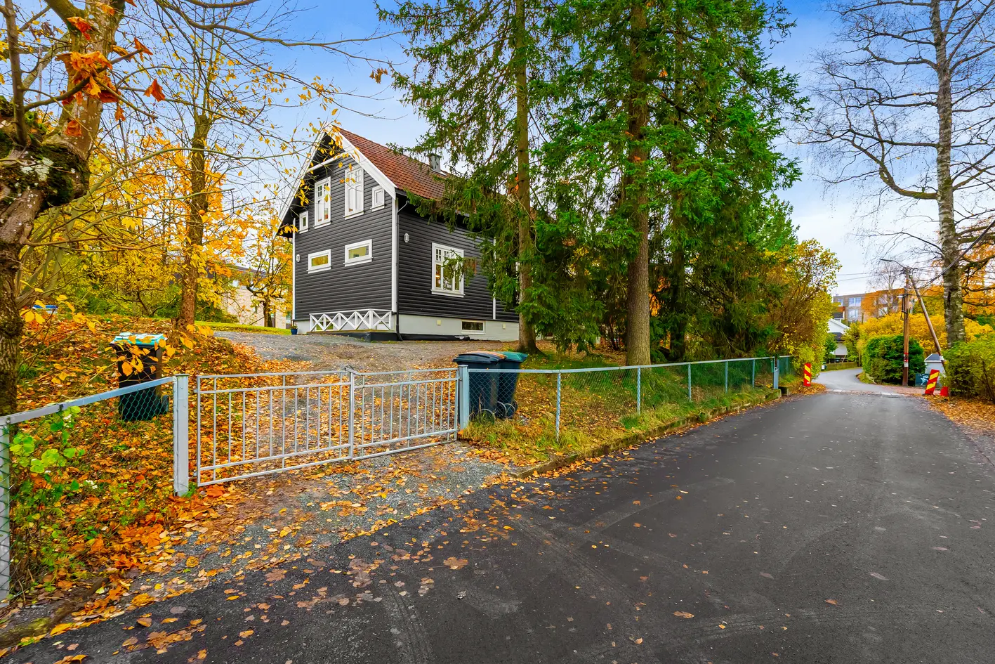 Stor og attraktiv familiebolig med tilbaketrukket tomt & solrik hage i populært villastrøk| Midt i Bekkestua sentrum photo 3