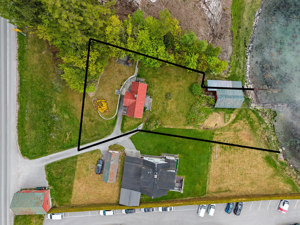 Sjøeiendom m/ eldre hus og naust - Tomt ca 1344 kvm - Egen strandlinje - Kort vei til det meste  photo 5