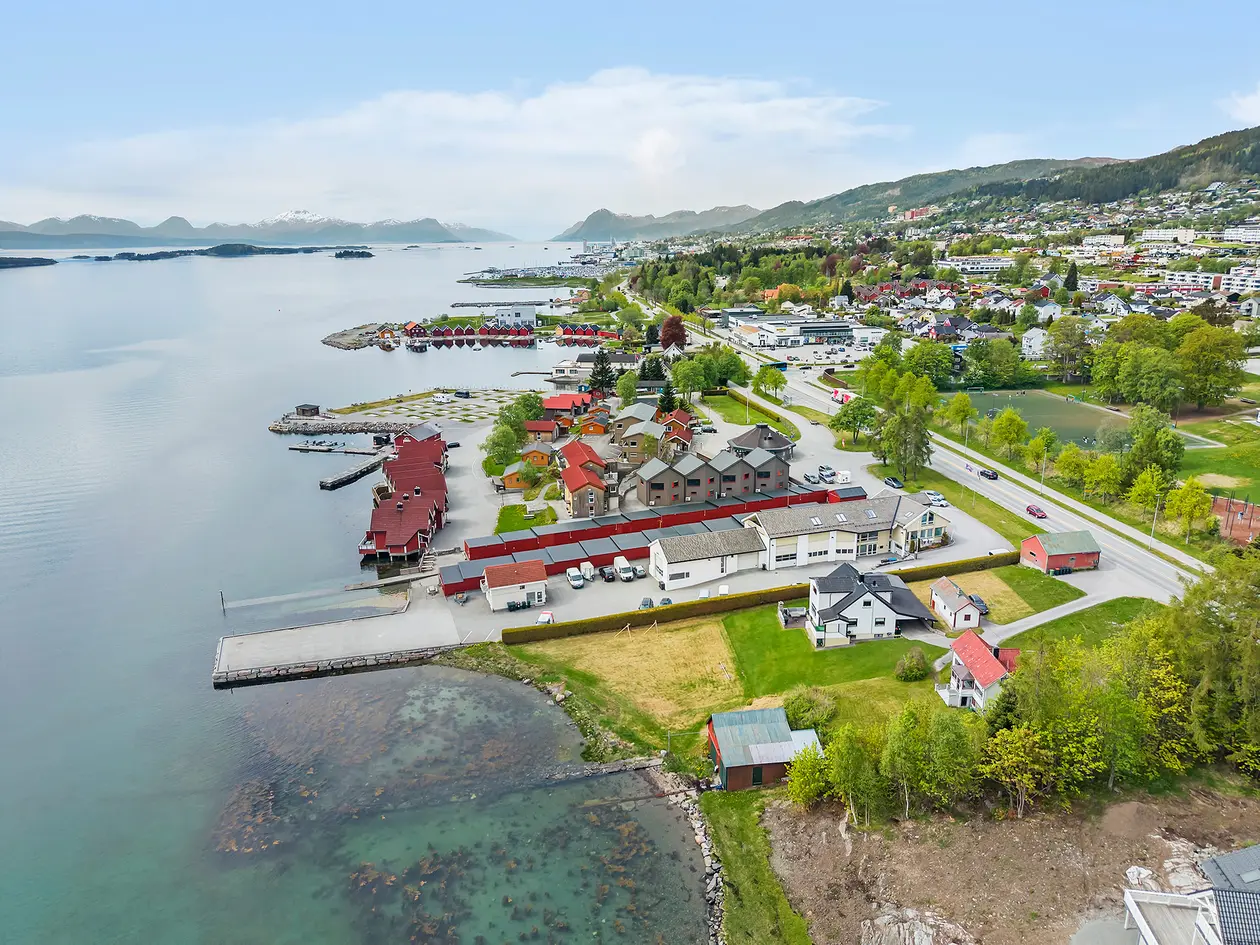 Sjøeiendom m/ eldre hus og naust - Tomt ca 1344 kvm - Egen strandlinje - Kort vei til det meste  photo 3