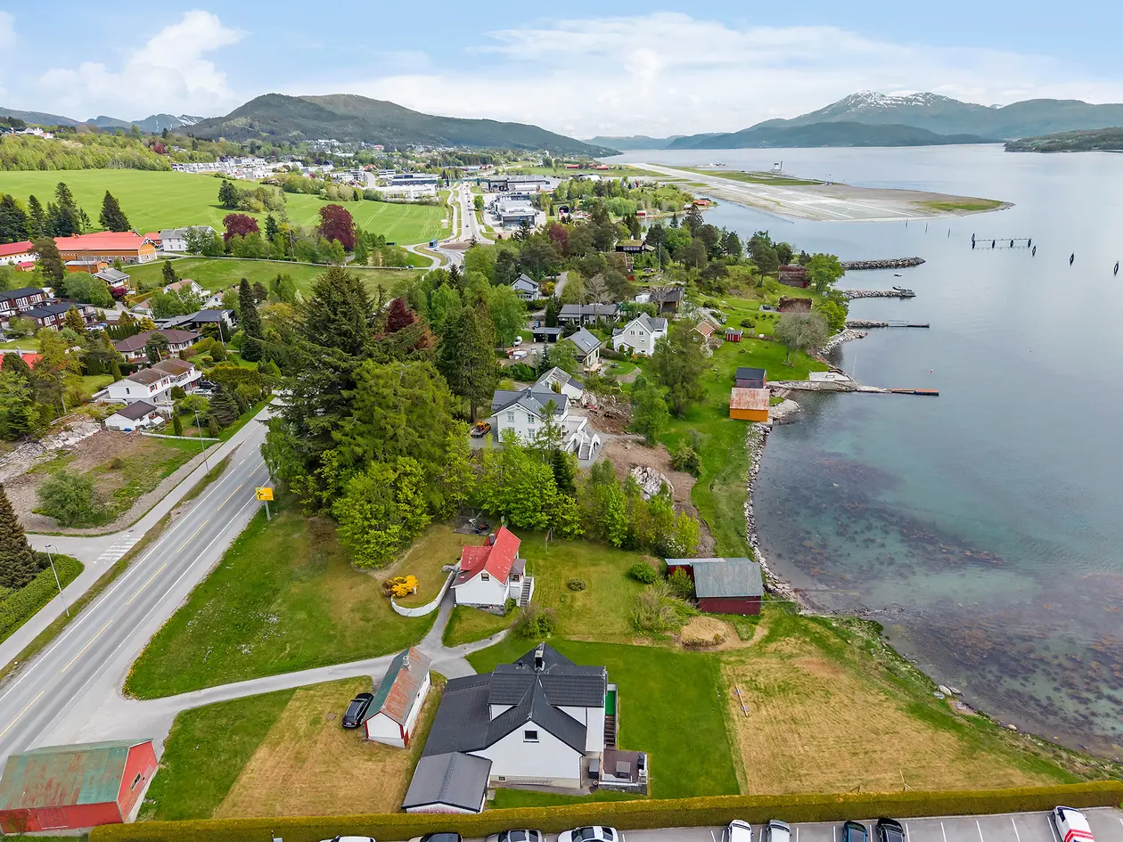 Sjøeiendom m/ eldre hus og naust - Tomt ca 1344 kvm - Egen strandlinje - Kort vei til det meste  photo 2