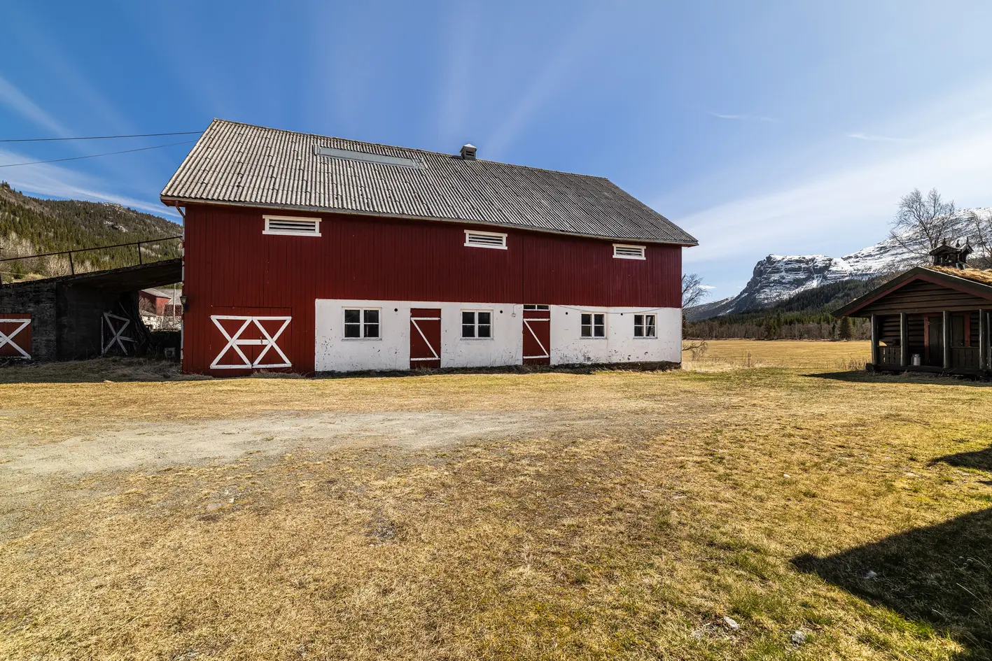 Sjarmerende eiendom med småbruksfølelse, stor tomt og fantastisk utsikt! Låve og stabbur. - View 5