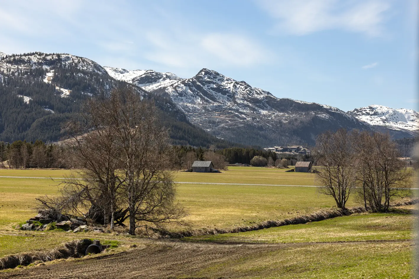 Sjarmerende eiendom med småbruksfølelse, stor tomt og fantastisk utsikt! Låve og stabbur. - View 4