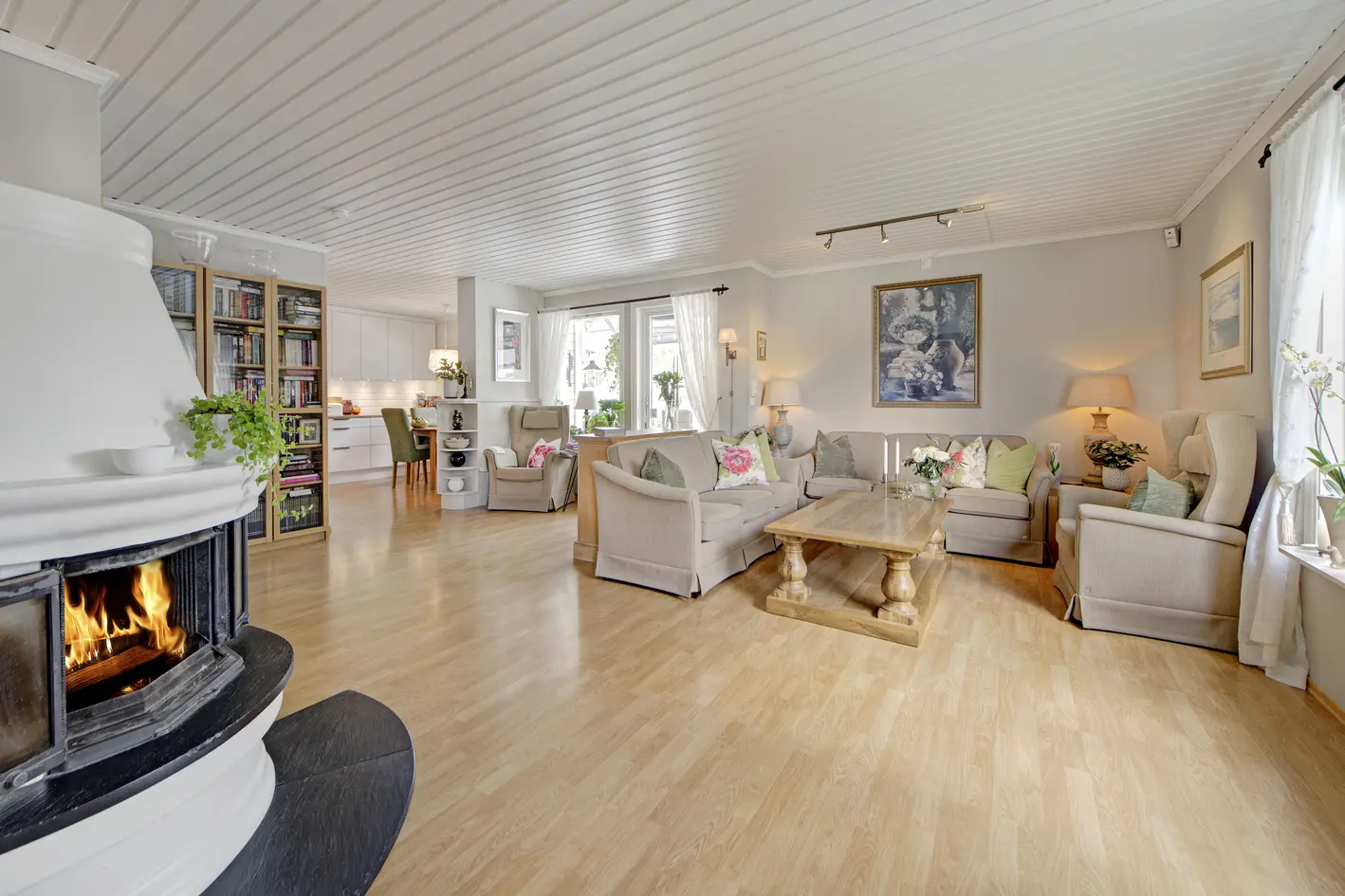 Frittliggende enebolig med sol fra morgen til kveld - solrike uteplasser m/hage - 4 sov - garasje -barnevennlig og rolig photo 2