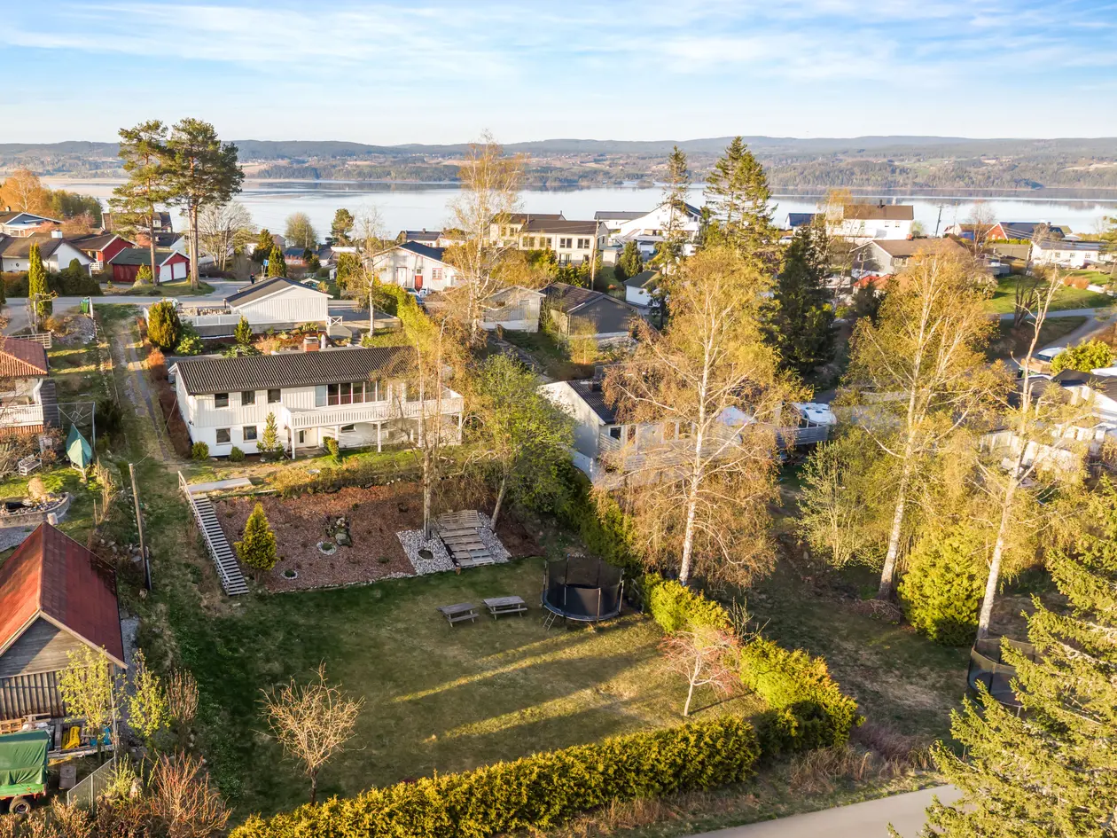 Innholdsrik enebolig med stor tomt og flott utsikt | Barnevennlig og sentralt på Flateby | Garasje med bod photo 2