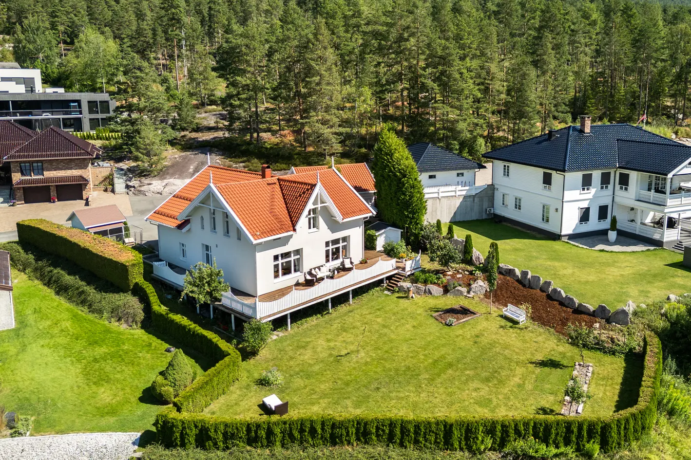 Куќа, 242 m², плац 1492 m²