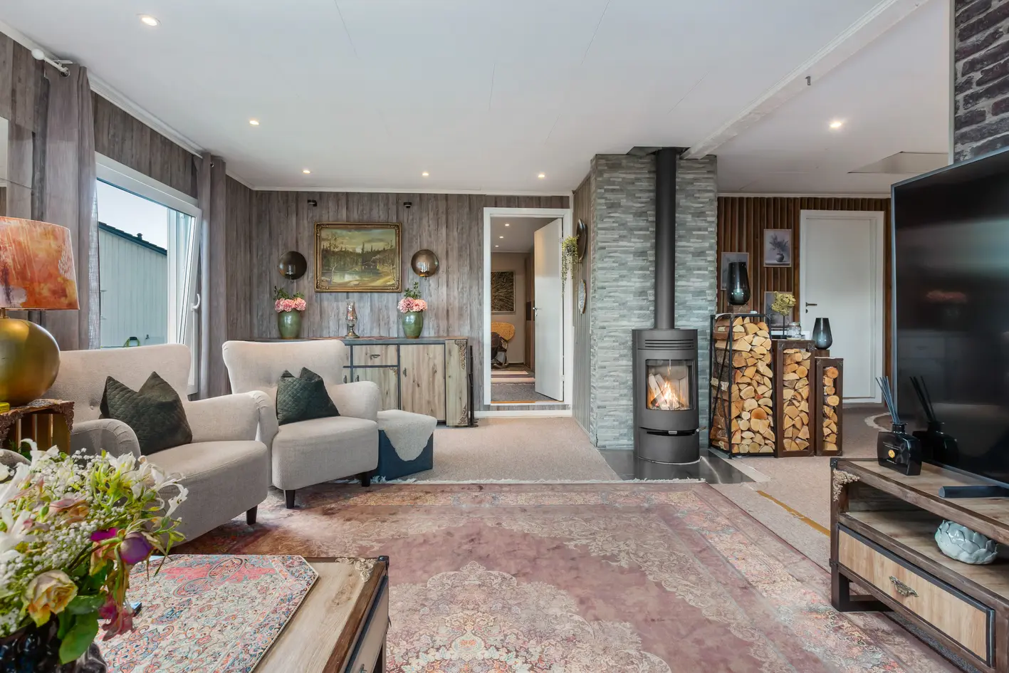 Innholdsrik enebolig med moderniseringer fra 2019, garasje og familievennlig planløsning. photo 2