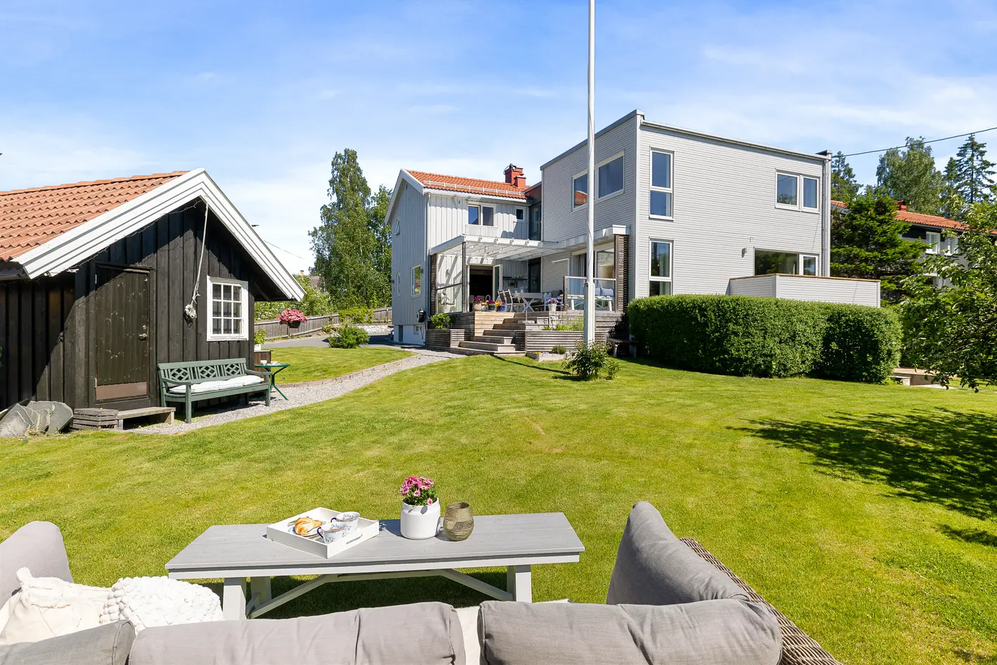 Påkostet og moderne. Renovert og tilbygget 2016/2018. Høyt og fritt. Solrik, idyllisk hjørnetomt. Hybel. Dobbelgarasje photo 2
