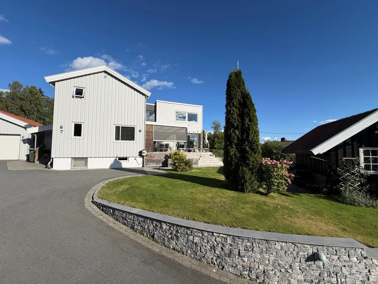 Påkostet og moderne. Renovert og tilbygget 2016/2018. Høyt og fritt. Solrik, idyllisk hjørnetomt. Hybel. Dobbelgarasje