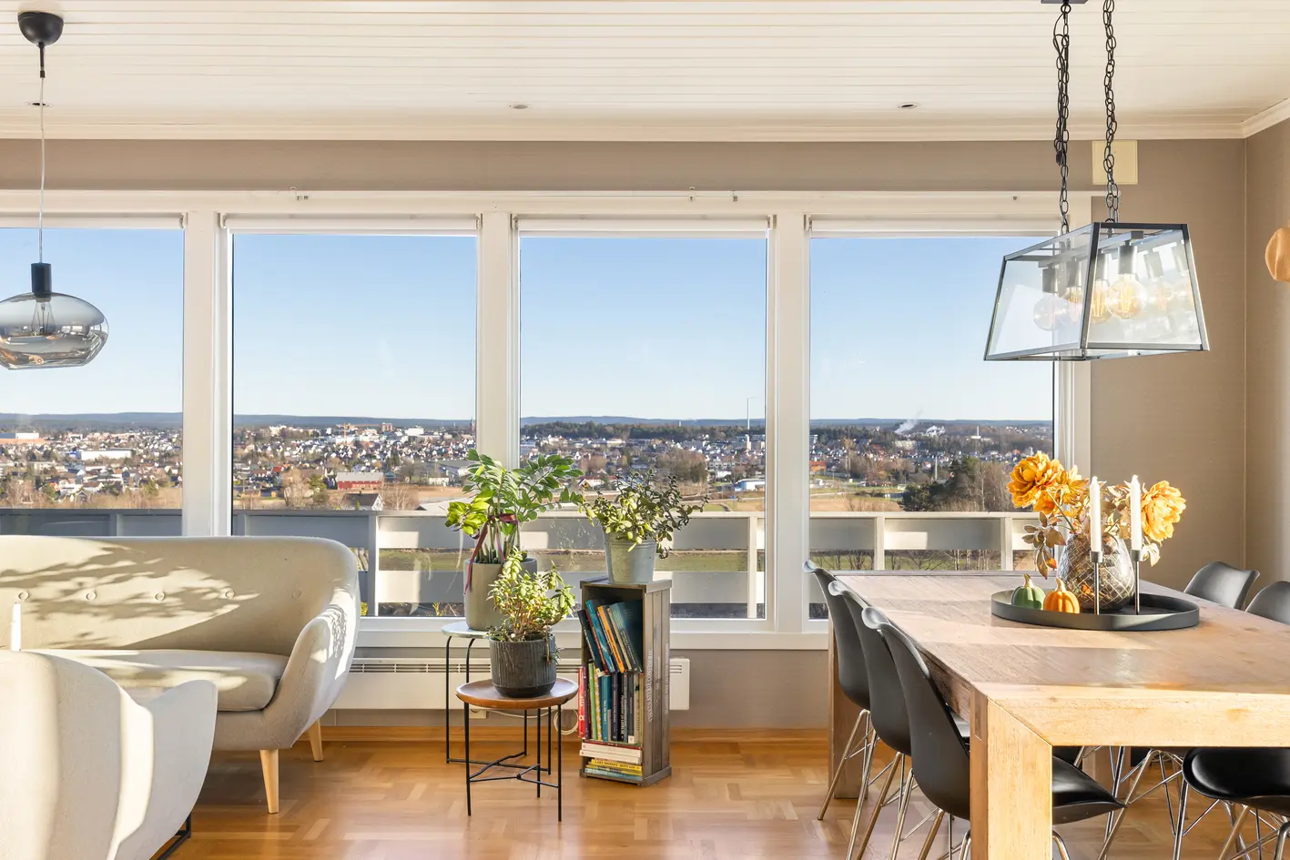 Høytliggende enebolig med fantastisk utsikt! Meget innholdsrik; 5 soverom, 2 stuer og stort kjøkken. Integrert garasje. photo 2