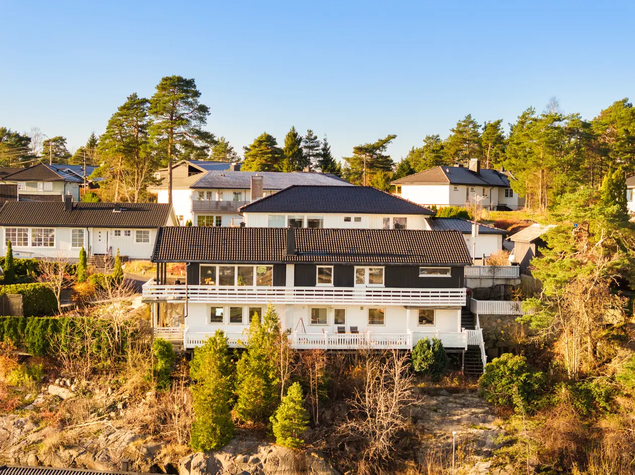 Høytliggende enebolig med fantastisk utsikt! Meget innholdsrik; 5 soverom, 2 stuer og stort kjøkken. Integrert garasje. photo 4