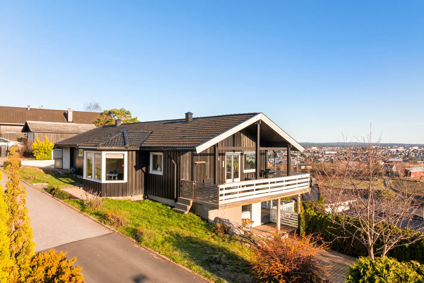 Høytliggende enebolig med fantastisk utsikt! Meget innholdsrik; 5 soverom, 2 stuer og stort kjøkken. Integrert garasje. photo 3