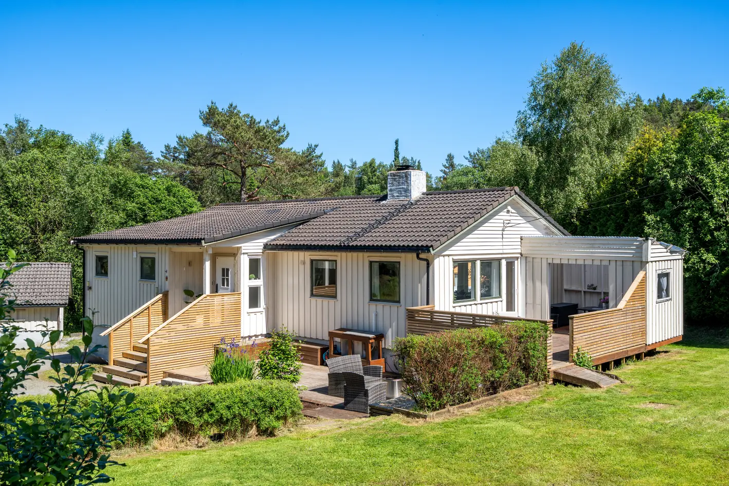 Stor, solrik familiebolig med flott beliggenhet - Terrasse, balkong, utestue og romslig hage - Frittstående garasje