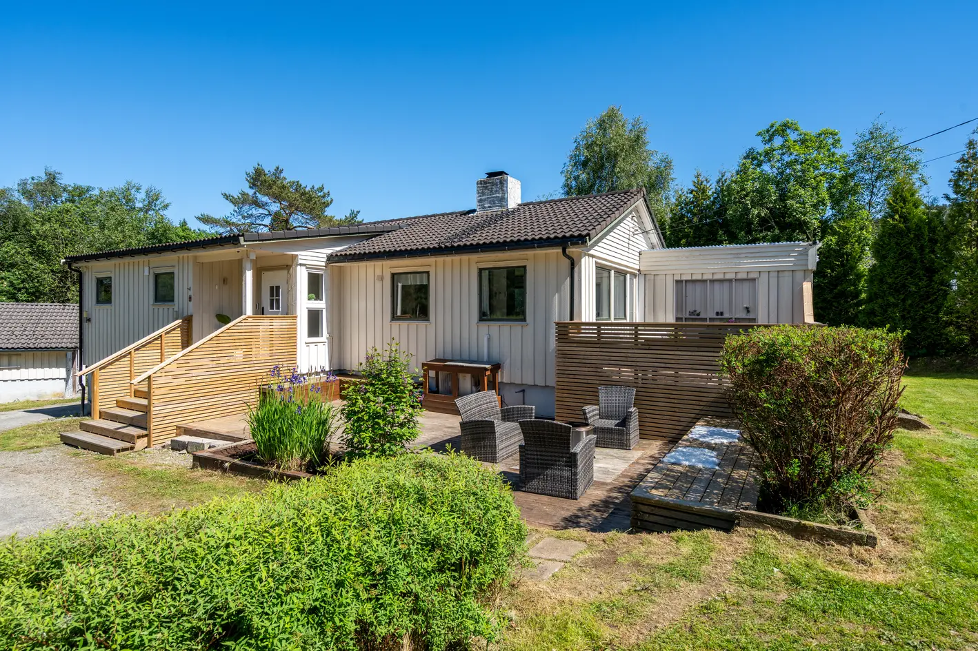 Stor, solrik familiebolig med flott beliggenhet - Terrasse, balkong, utestue og romslig hage - Frittstående garasje - Bilde 6