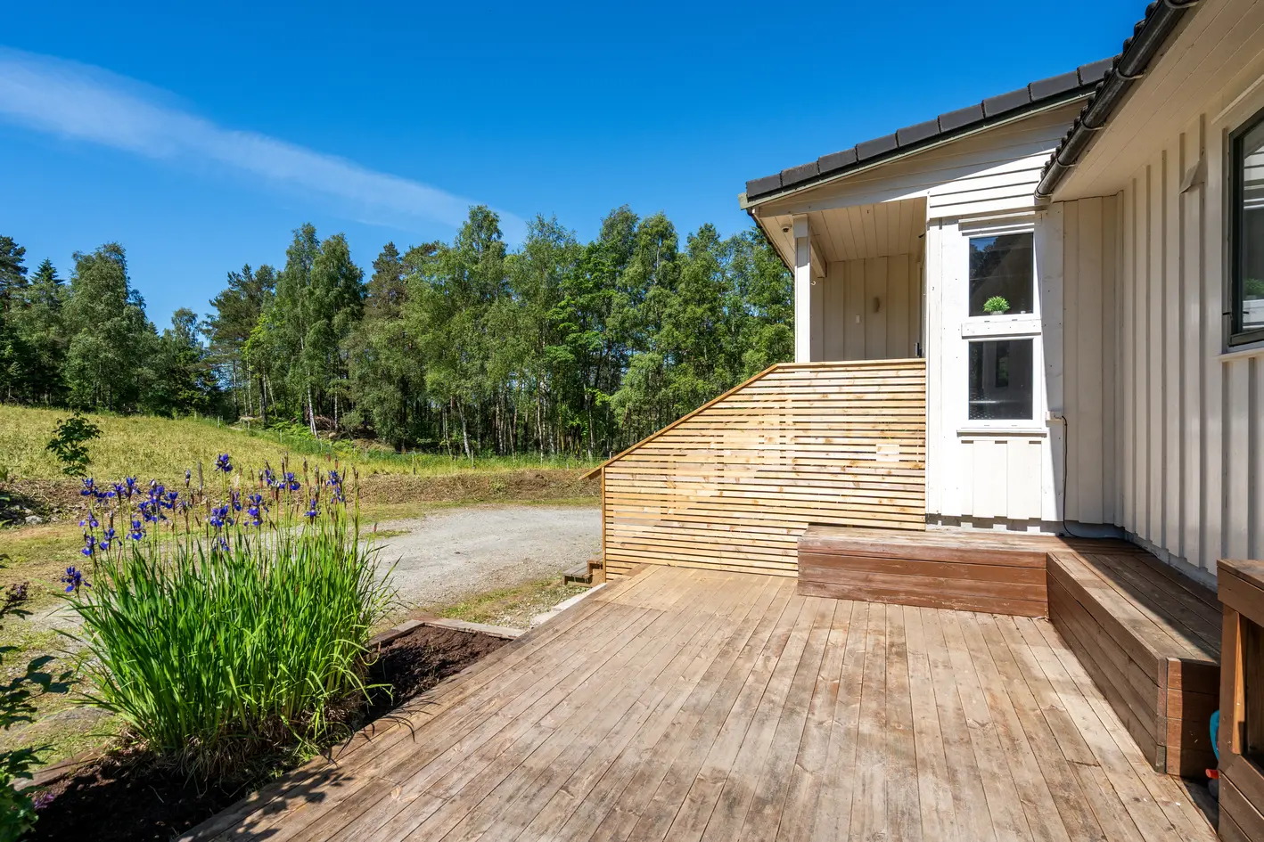 Stor, solrik familiebolig med flott beliggenhet - Terrasse, balkong, utestue og romslig hage - Frittstående garasje - Flere