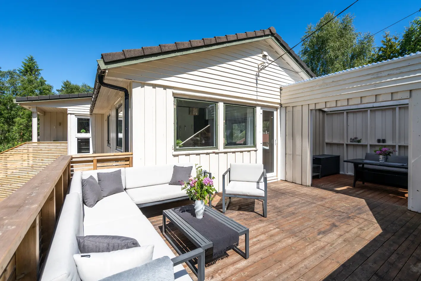 Stor, solrik familiebolig med flott beliggenhet - Terrasse, balkong, utestue og romslig hage - Frittstående garasje - Bilde 3
