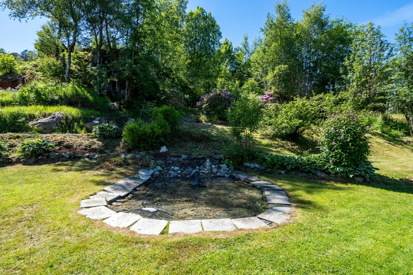 Stor, solrik familiebolig med flott beliggenhet - Terrasse, balkong, utestue og romslig hage - Frittstående garasje - Bilde 5