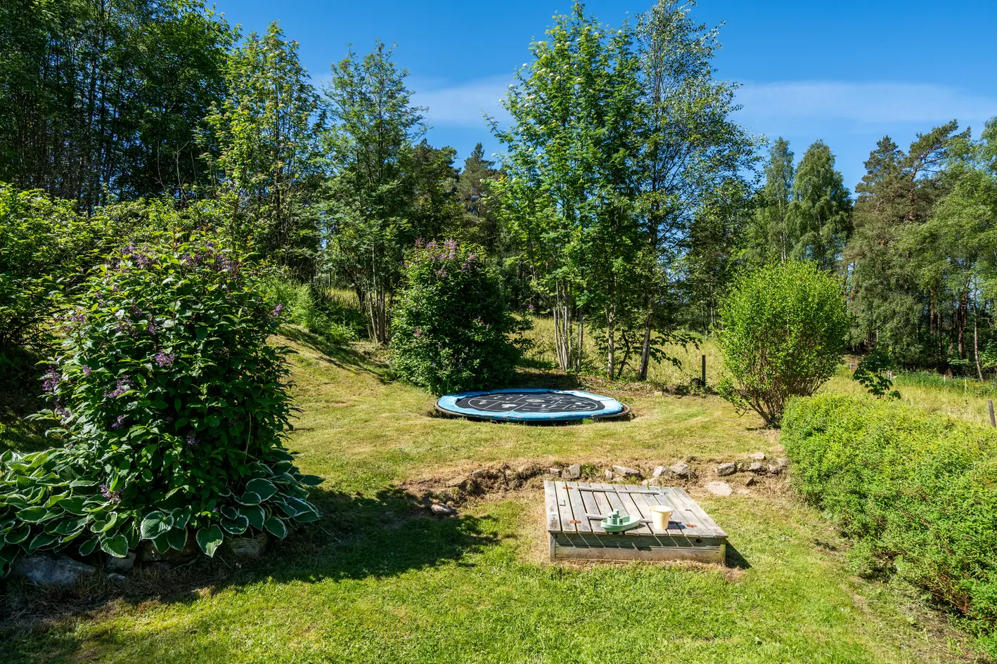 Stor, solrik familiebolig med flott beliggenhet - Terrasse, balkong, utestue og romslig hage - Frittstående garasje - Bilde 4