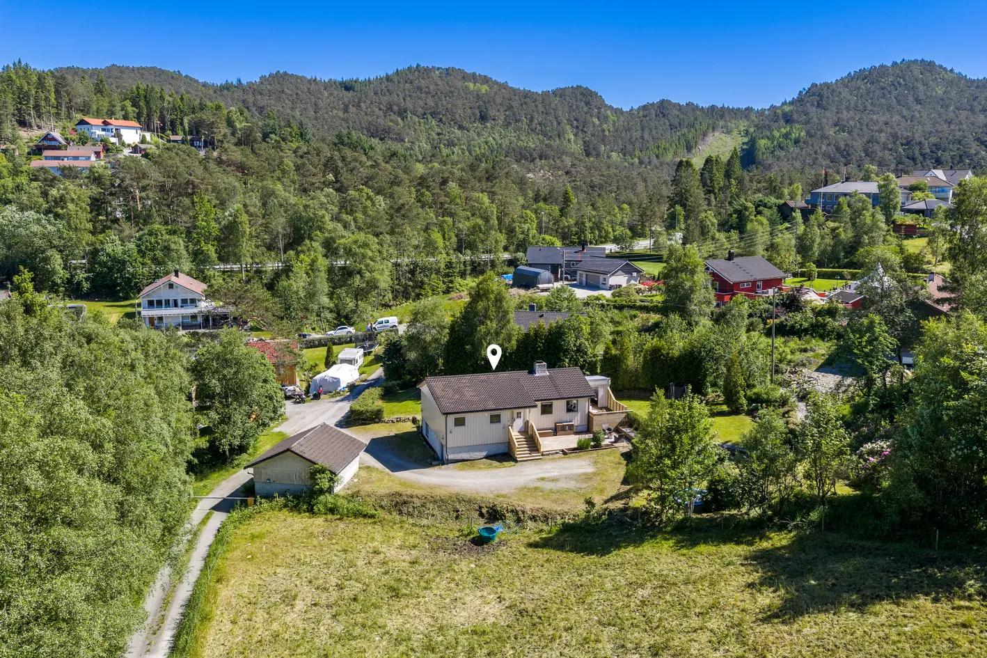 Stor, solrik familiebolig med flott beliggenhet - Terrasse, balkong, utestue og romslig hage - Frittstående garasje - Bilde 2