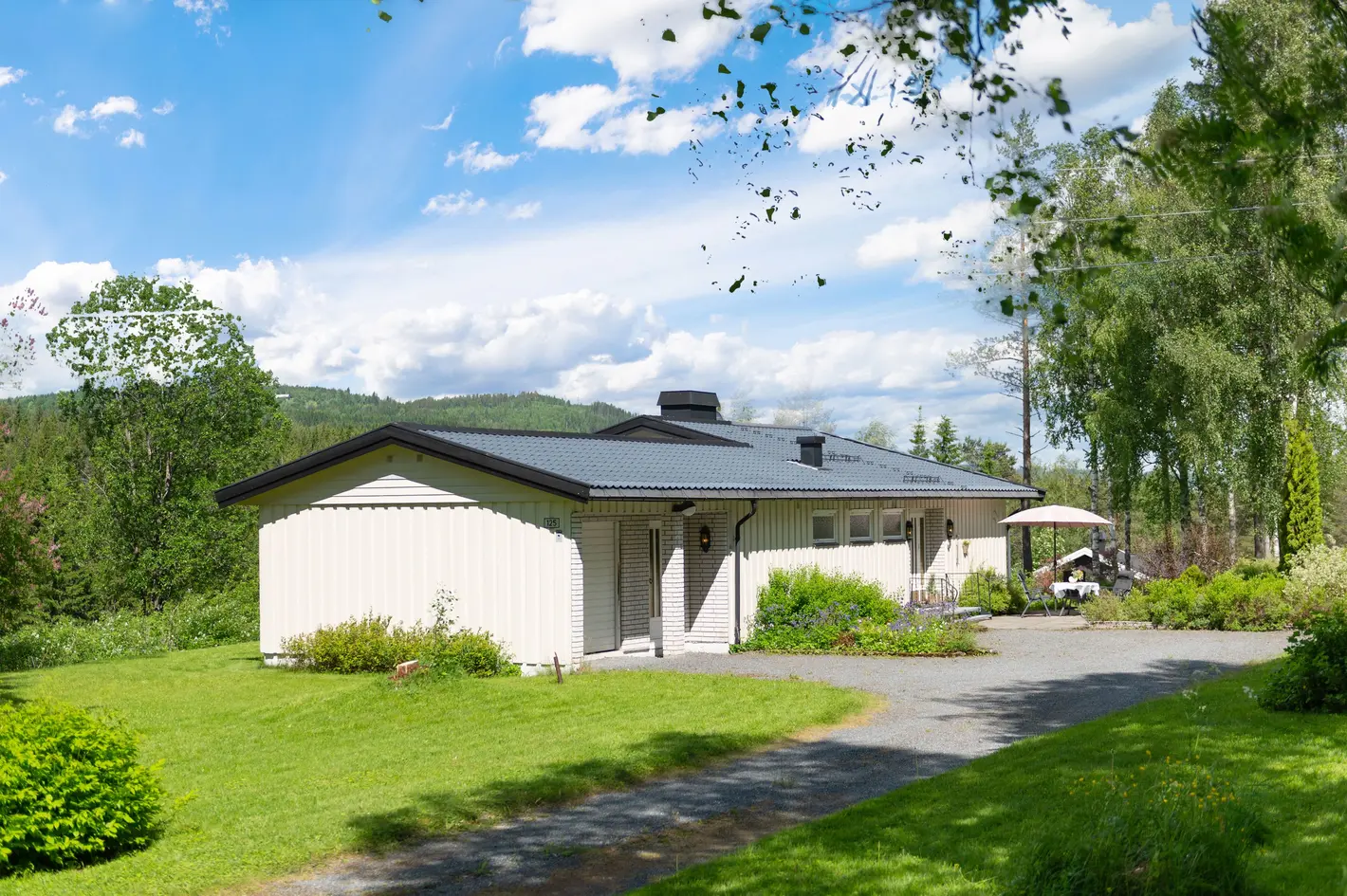 Koselig, velholdt boligeiendom fra 1973 på stor tomt med skjermet hage og uteplasser, midt mellom Raufoss og Reinsvoll., raufoss