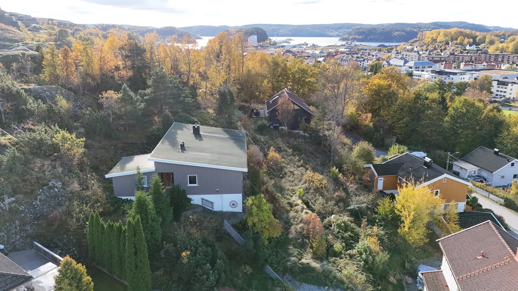 Attraktiv boligtomt med svært god beliggenhet i sentrum med to godkjente eneboliger - tomten kan kjøpes hel eller delt! photo 3