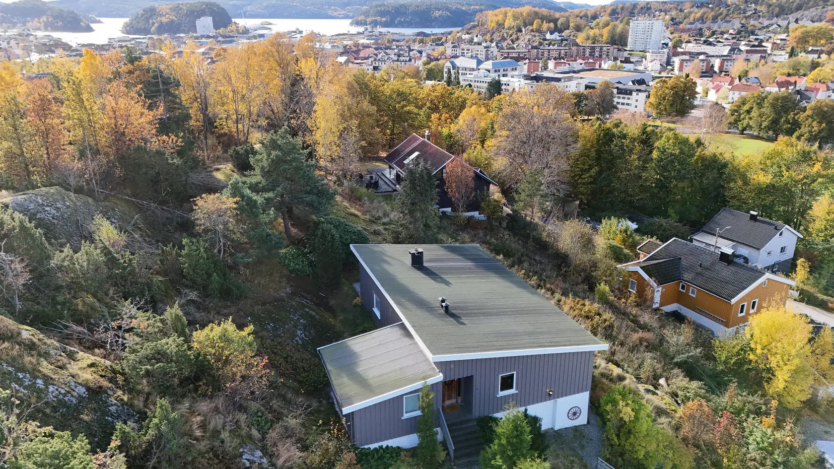 Attraktiv boligtomt med svært god beliggenhet i sentrum med to godkjente eneboliger - tomten kan kjøpes hel eller delt! photo 4