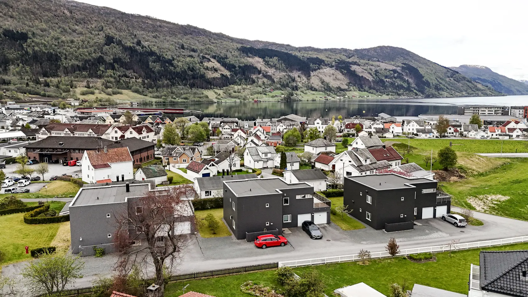 Tiltalande del av tomannsbustad sentralt beliggande i eit attraktivt område - Garasje - Utebod photo 2