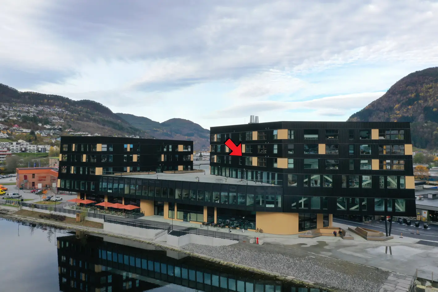 Romslig, nyere og ubrukt 2-roms leilighet i Elvekanten i Førde sentrum. Flott sørvendt utsikt mot elva Jølstra photo 2