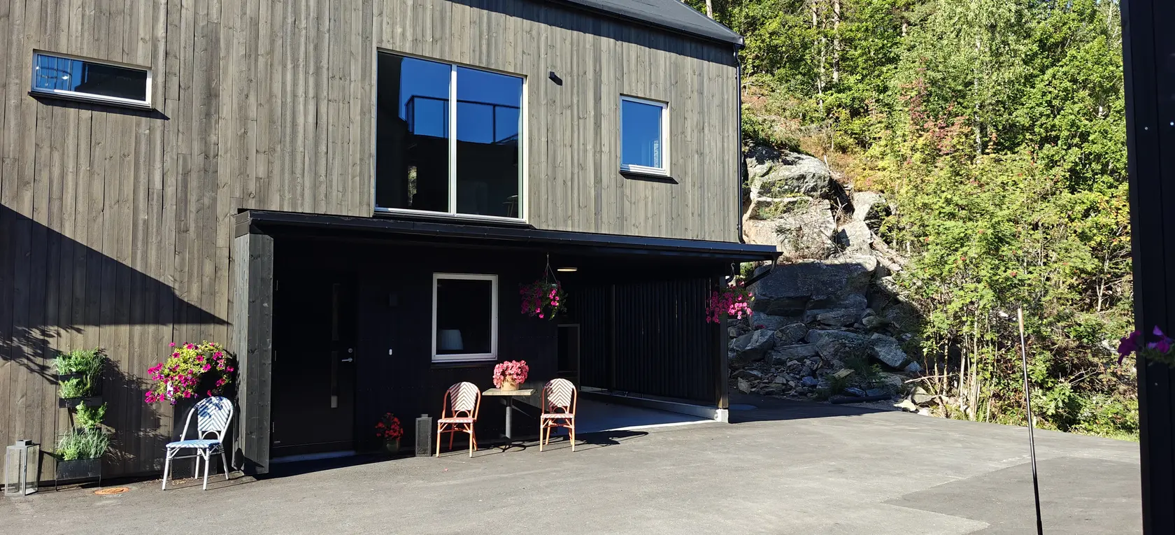 NEDRE TINNHEIA, NÆR GRIM - Helt ny og innholdsrik vert.delt bolig - 4 soverom - 2 bad - 2 stuer - carport - ledig straks photo 4