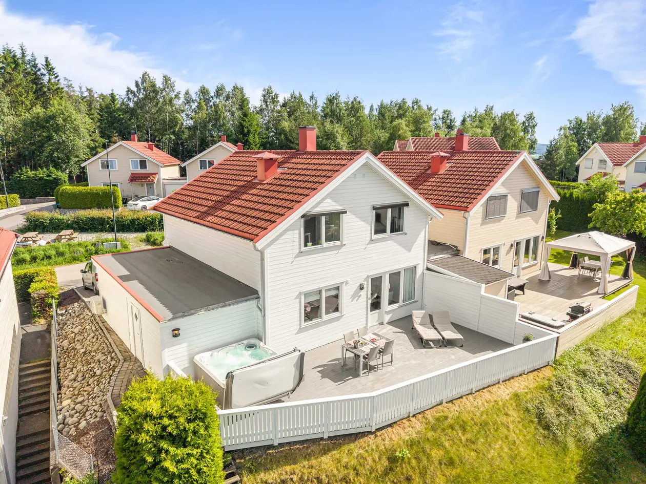 Meget innbydende bolig m/2 bad, jacuzzi, terrasse på 40 kvm. Garasje og gårdsplass. 250 meter til skole (1-7). - Bilde 2